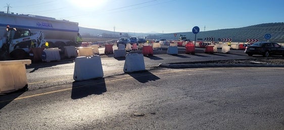 TRÁFICO QUE PRESENTABA LA VÍA EN OBRAS AYER MARTES A PRIMERAS HORAS DE LA MAÑANA.