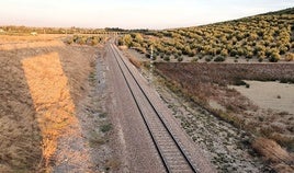 Paso de la vía del tren en el municipio a la altura de la carretera de Valtodano.
