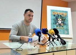 ANTONIO TORRES DURANTE LA PRESENTACIÓN DE LAS ACTIVIDADES CARNAVALESCAS EN LA CASA DE LA CULTURA.