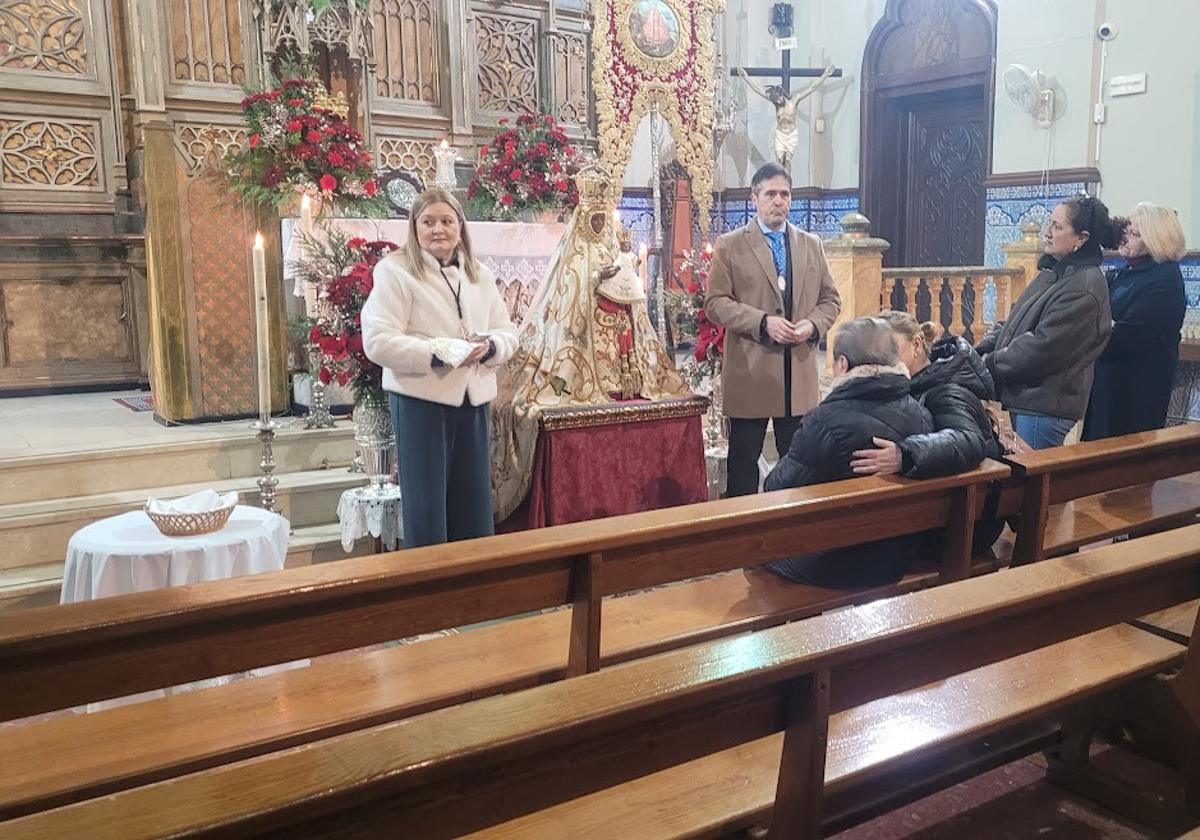 VENERACIÓN A LA VIRGEN DE LA CABEZA EN SU ERMITA DE LA CALLE OLLERÍAS DURANTE LA PASADA NAVIDAD.