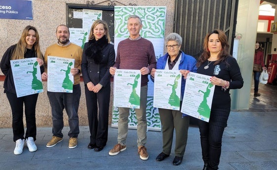 Los protagonistas durante la presentación de la gala del Día de Andalucía este martes a las puertas de l plaza de abastos.