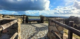 MIRADOR DE MINGORRAMOS, UNO DE LOS OBSERVATORIOS ASTRONÓMICOS MÁS IMPORTANTES POR LA CALIDAD DE LOS CIELOS, DESDE DONDE SE DIVISA EL SANTUARIO DE NUESTRA SEÑORA DE LA CABEZA.
