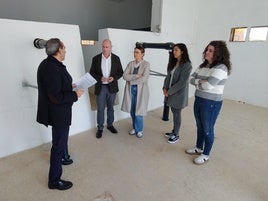 JOSÉ LUIS HIDALGO Y LOS REPRESENTANTES MUNICIPALES EN LAS INSTALACIONES.