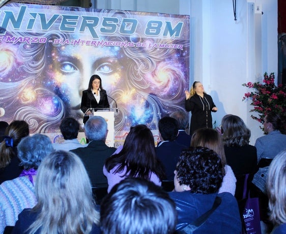 África Ruiz durante la lectura del manifiesto institucional.