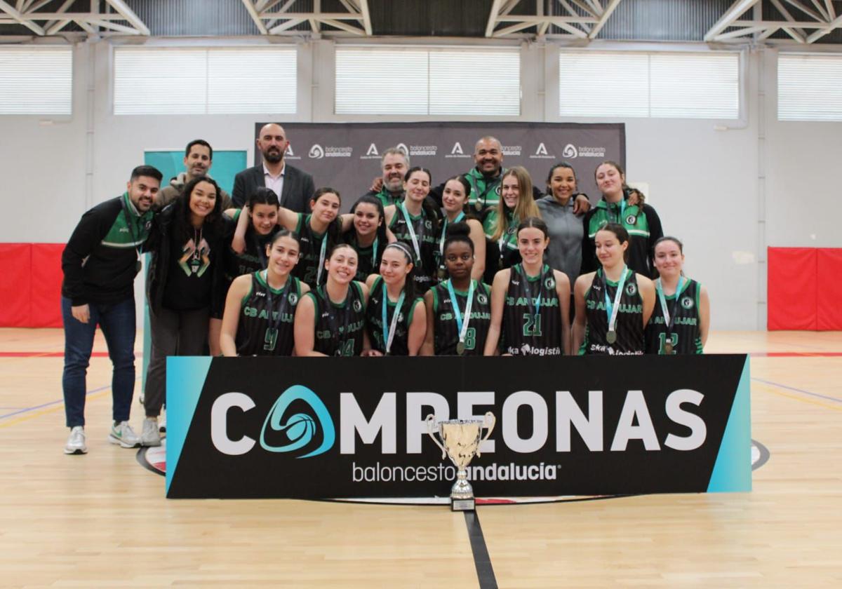 LAS JÓVENES JUGADORAS CON EL TÍTULO DE CAMPEONAS.