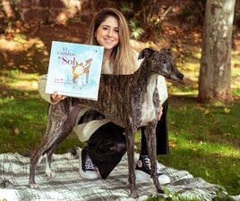 LUZ POSA CON 'BALA' Y SU LIBRO EN EL PARQUE LAS VISTILLAS.