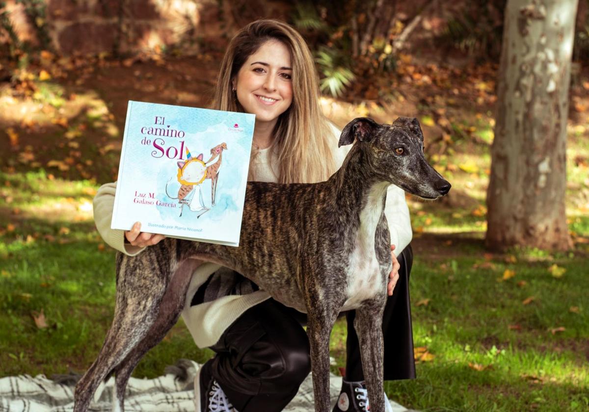 LUZ POSA CON 'BALA' Y SU LIBRO EN EL PARQUE LAS VISTILLAS.