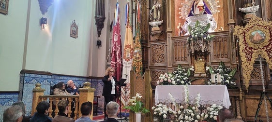 Canciones y poemas en la ermita de la calle Ollerías ante la plantas de la imagen vicaria.