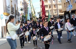 TAMBORES Y MÚSICA AMENIZAN EL CORTEJO.