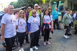 Un grupo de participantes ataviados con las camisetas alusivas a la marcha.