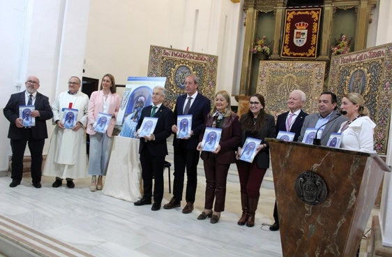 Los responsables de la edición posan con la publicación.