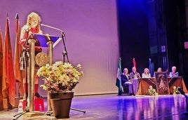 Pregón de Sofia Serra ante los asistentes y las autoridades de la ciudad y la Cofradía Matriz.