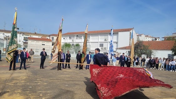 Las banderas pregonan el gozo romero a residencias, centros educativos y de salud