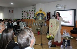 LUCÍA RUANO EN SU VEHEMENTE DISCURSO ANTE EL PÚBLICIO Y LOS REPRESENTANTES DE LA COFRADÍA MATRIZ, LA ORDEN TRINITARIA, EL AYUNTAMIENTO Y EL PROFESORADO.