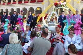 GENTE DE TODAS LAS EDADES SE ACERCÓ A OFRECER LAS FLORES A LA VIRGEN DE LA CABEZA.