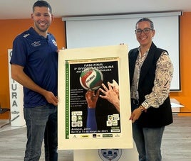 JUAN MANUEL PULIDO Y MARÍA JOSÉ FUENTES POSAN CON EL CARTEL.