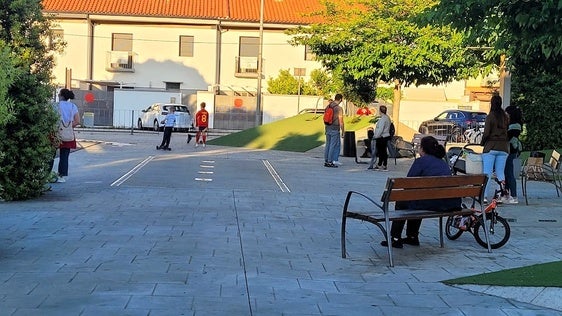 Vecinos disfrutan del parque principal del barrio el pasado martes.