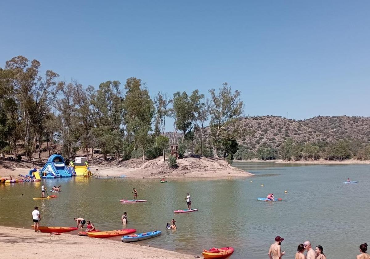 Bernal destaca la Bandera Azul del Encinarejo como apuesta por un turismo de calidad y sostenible