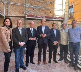 LOS REPRESENTANTES POLÍTICOS CON LOS MIEMBROS DE LA EMPRESA RESPONSABLE DE LAS OBRAS.