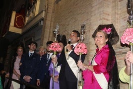 José María Alcántara se dirige a los asistentes antes de la entrada de la Virgen.