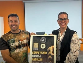 LUIS MIGUEL PÉREZ Y MARÍA JOSÉ FUENTES POSAN CON EL CARTEL.