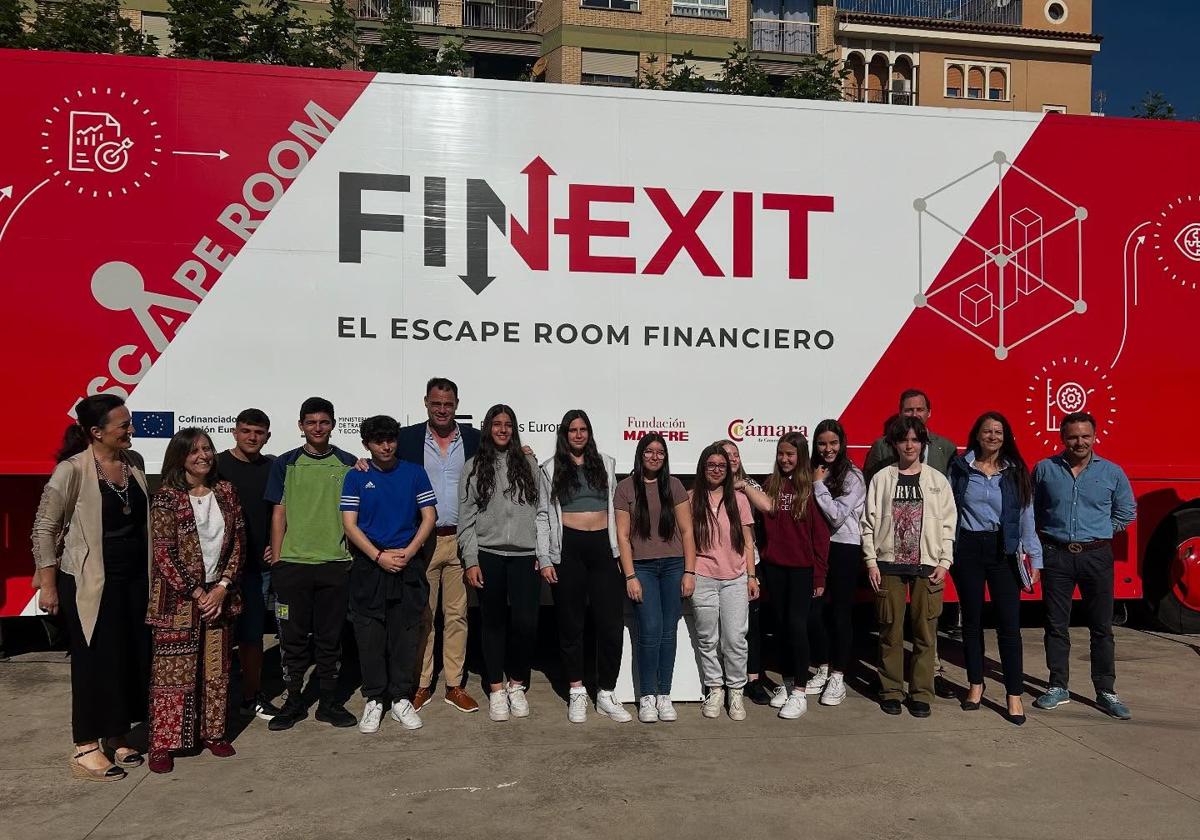 Un bus intinerante enseña al alumnado de la SAFA aspectos de gestión financiera