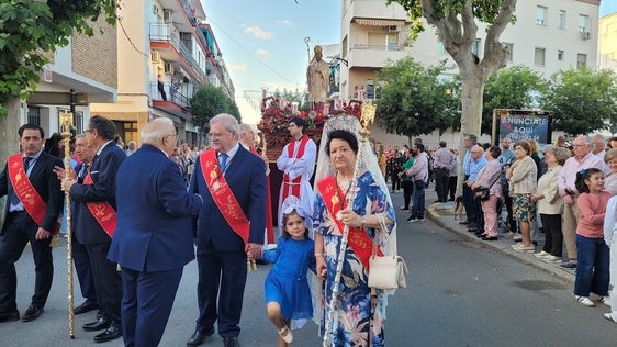 Representantes de la hermandad en la procesión por el parque San Eufrasio.