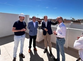 CARMONA DURANTE SU VISITA AYER A LAS VIVIENDAS.