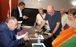 Juan Vicente Córcoles firma ejemplares del libro a los asistentes.