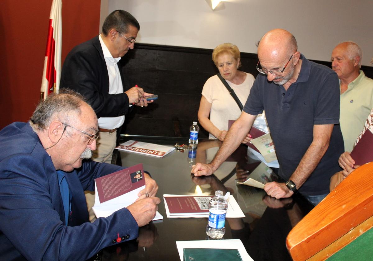 Juan Vicente Córcoles firma ejemplares del libro a los asistentes.