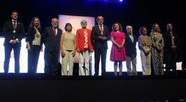 Las personas homenajeadas posan con el alcalde y los portavoces municipales de los distintos grupos políticos.