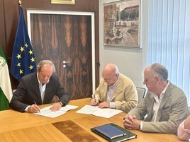 Francisco Carmona y Jerónimo Vera durante la firma del convenio.