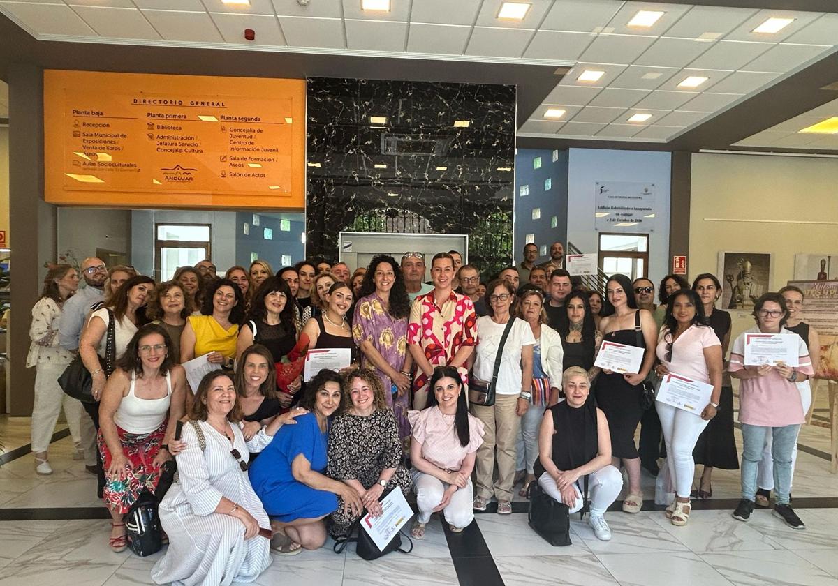 FOTO DE FAMILIA CON LOS PARTICIPANTES DE LOS CURSOS.