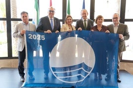 El alcalde, junto con el consejero y delegado de Turismo en la entrega de la condecoración.