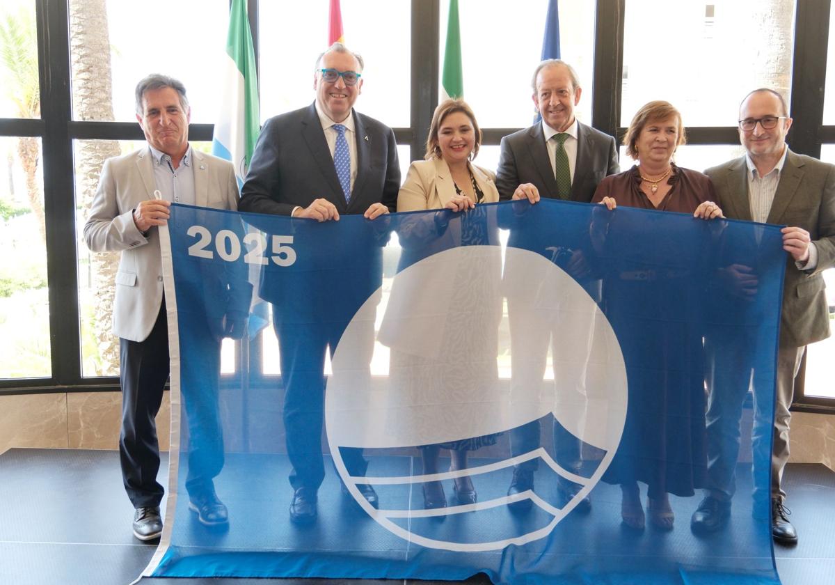El alcalde, junto con el consejero y delegado de Turismo en la entrega de la condecoración.