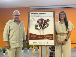 Antonio Gómez y Azucena Cepedello junto al cartel.