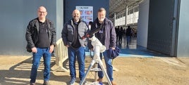 MOISÉS PORTILLO EN EL CENTRO, CON MIEMBROS DEL COLECTIVO ALTAIR.