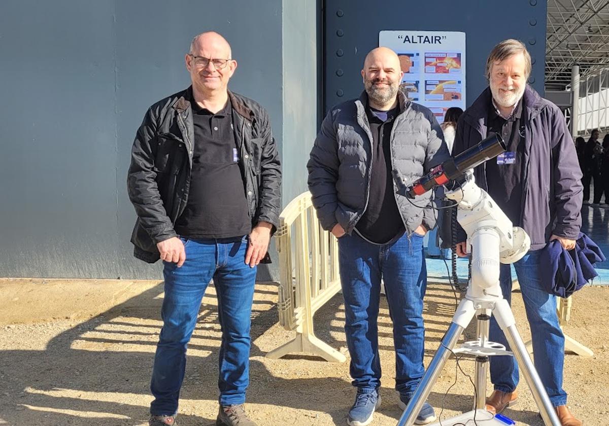MOISÉS PORTILLO EN EL CENTRO, CON MIEMBROS DEL COLECTIVO ALTAIR.