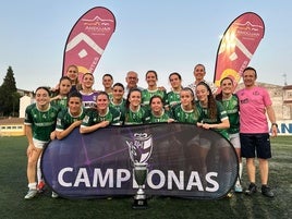 FOTO DE LAS AUTORIDADES CON LAS CAMPEONAS.