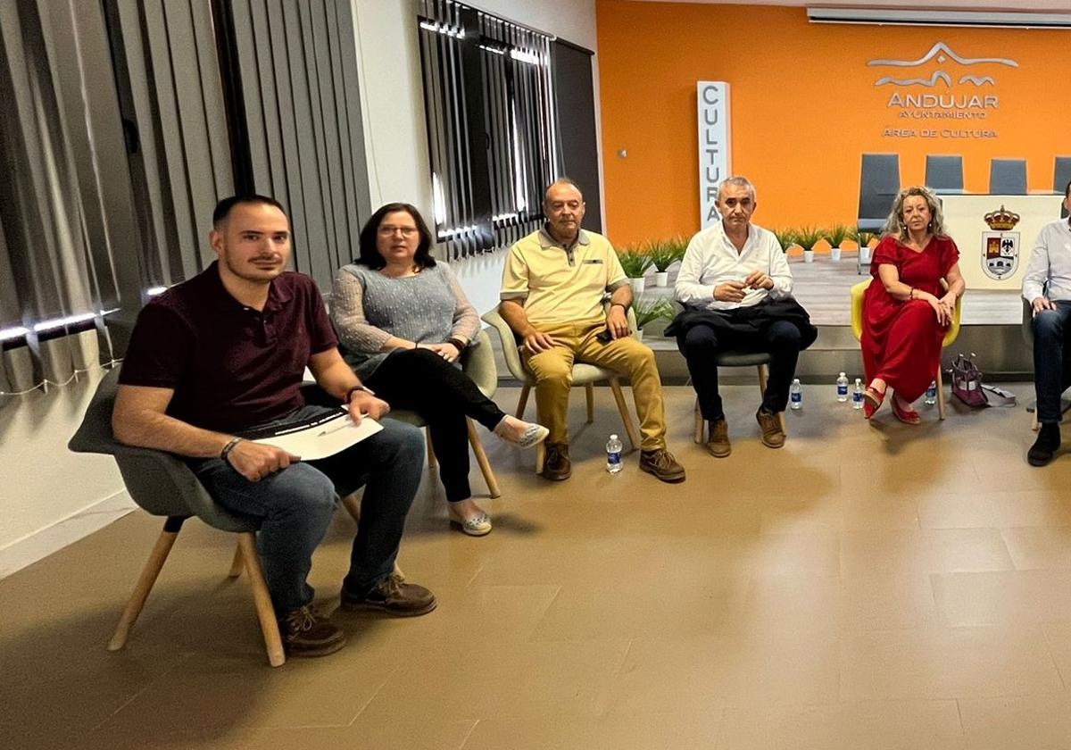 Los munícipes en una reciente reinión en la Casa de la Cultura de Andújar.
