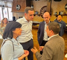 REYES CONVERSA CON EL RESPONSABLE DE CLECE Y EL RESTO DE AUTORIDADES POLÍTICAS.