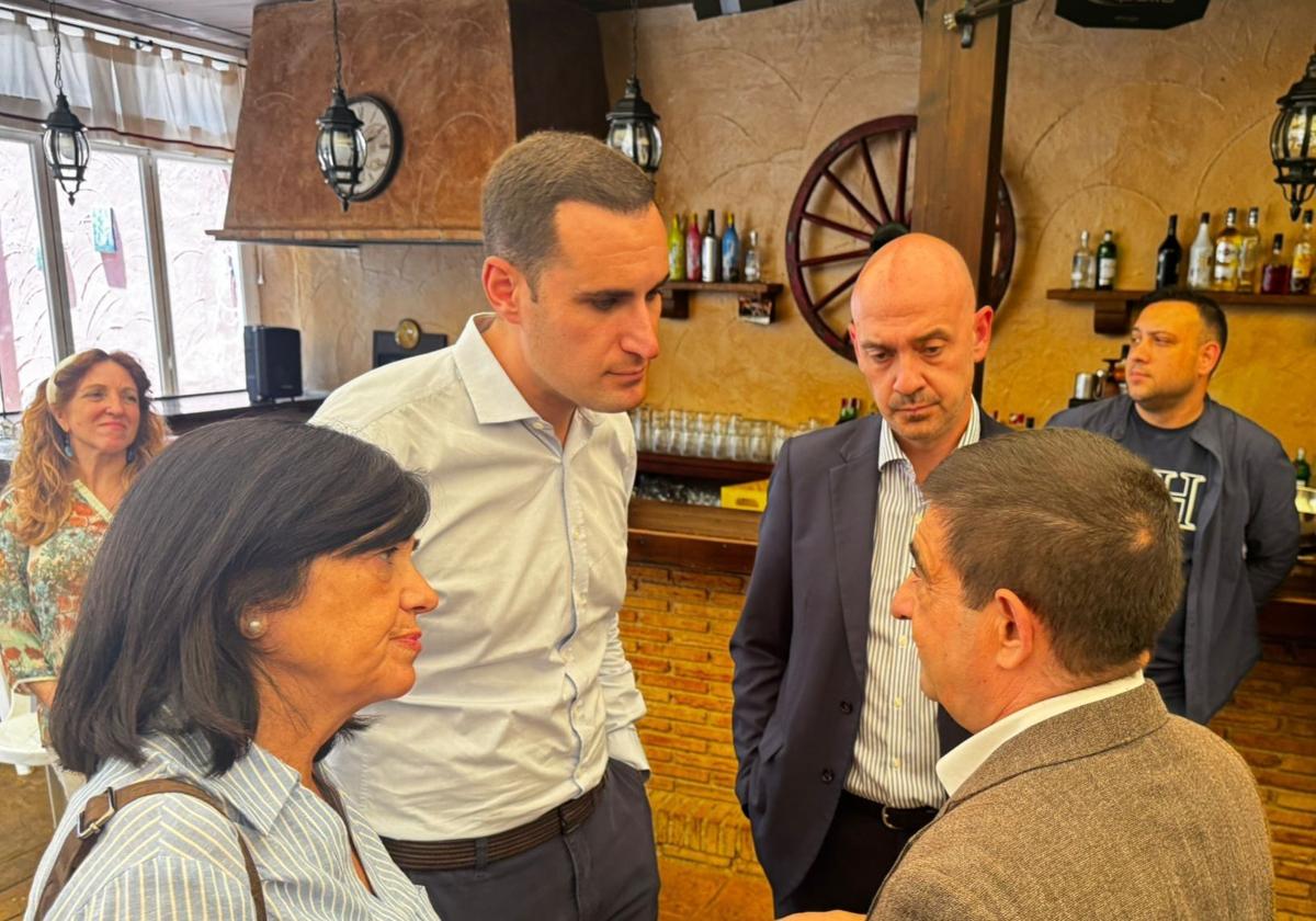 REYES CONVERSA CON EL RESPONSABLE DE CLECE Y EL RESTO DE AUTORIDADES POLÍTICAS.