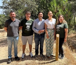 Marín, Rodríguez y la delegada con miembros de Ameco.
