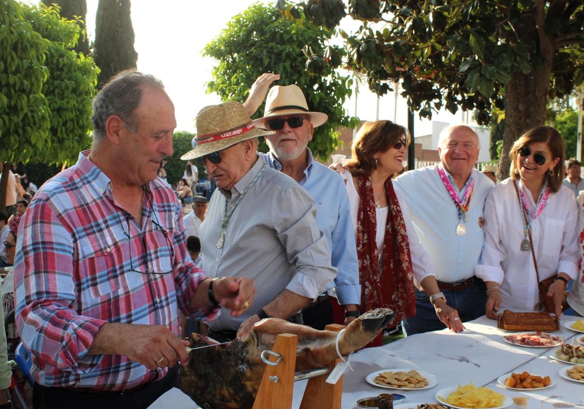 VECINOS DISFRUTAN DE LAS VIANDAS EN LAS MESAS INSTALADAS EN COLÓN DURANTE EL VIERNES DE ROMERÍA.