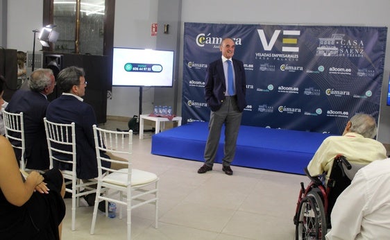 Mario Conde relata en Andújar como tocó el «cielo y bajó a los infiernos»
