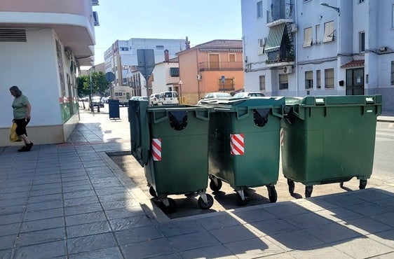 Conntenedores en la calle Ana María Mogas de la ciudad.