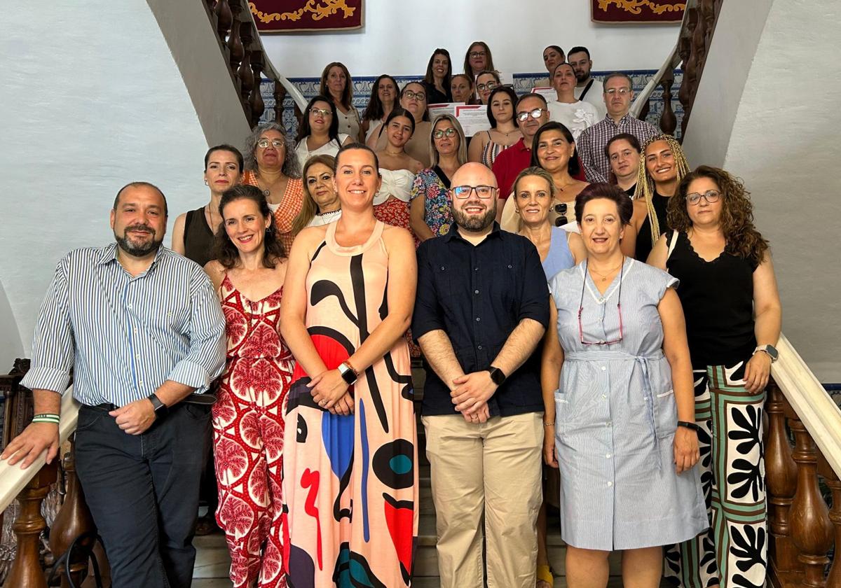 Foto de familia con el alumnado, los monitores y la concejala. ideal