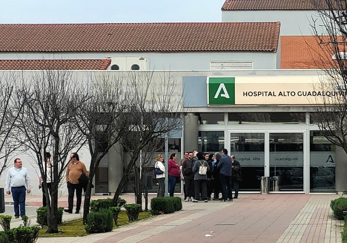 Reunión de profesionales a las puertas del centro el pasado febrero en una imagen captada por ANDÚJAR IDEAL.
