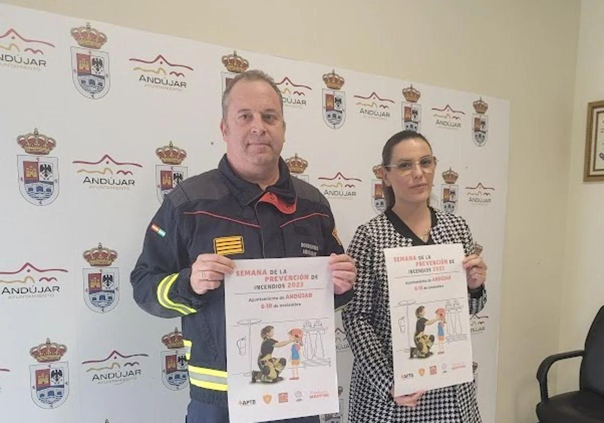 Almudena García en la presentación de un acto con el jefe del parque de bomberos.