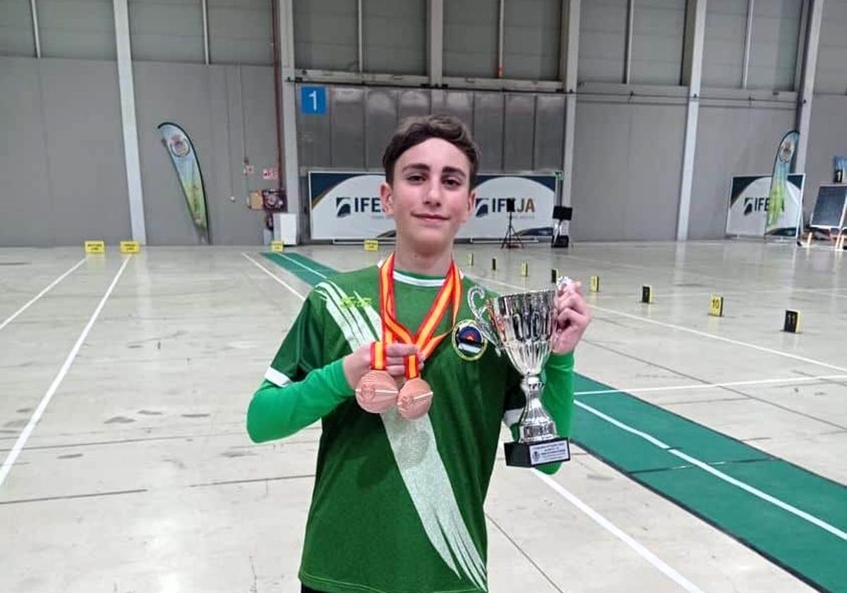 HUGO VICO POSA CON NUMEROSOS TROFEOS.